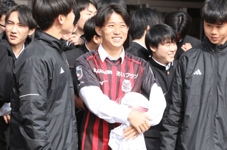 北海道コンサドーレ札幌への加入を発表した名古屋高校・原康介（3年）。仲間たちに祝福され、笑みをこぼした　©︎Takahito Ando