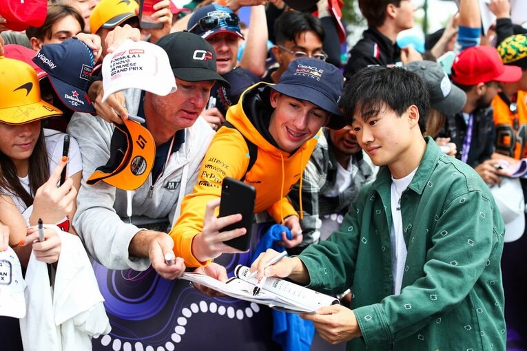サインに気さくに応じる角田　©Getty Images / Red Bull Content Pool