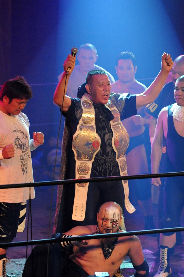 2008年8月7日、大日本プロレス。横浜赤レンガ倉庫でシェイクスピア『リア王』に扮する小鹿