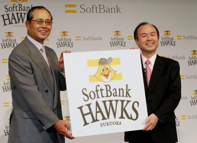 新球団名「福岡ソフトバンクホークス」と球団ロゴマークを発表するソフトバンクの王貞治監督と孫正義社長　©︎JIJI PRESS
