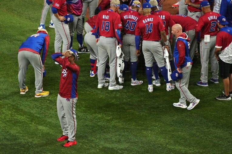 輪の中心にいるディアスの異変に気づく…（3/7） ©Getty Images