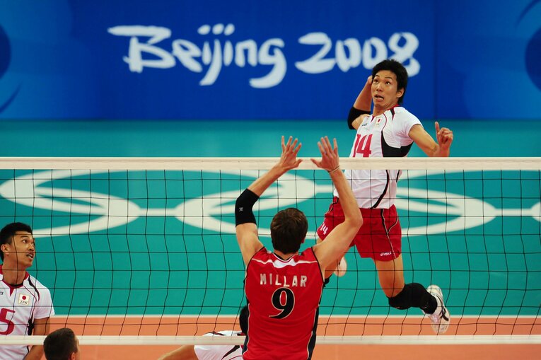 北京五輪で強烈なスパイクを放つ福澤　©Jun Tsukida/AFLO SPORT