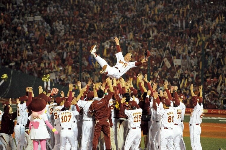 2013年に宿敵・巨人を倒して初の日本一に輝き、胴上げされる楽天・星野監督 ／ photograph by Naoya Sanuki