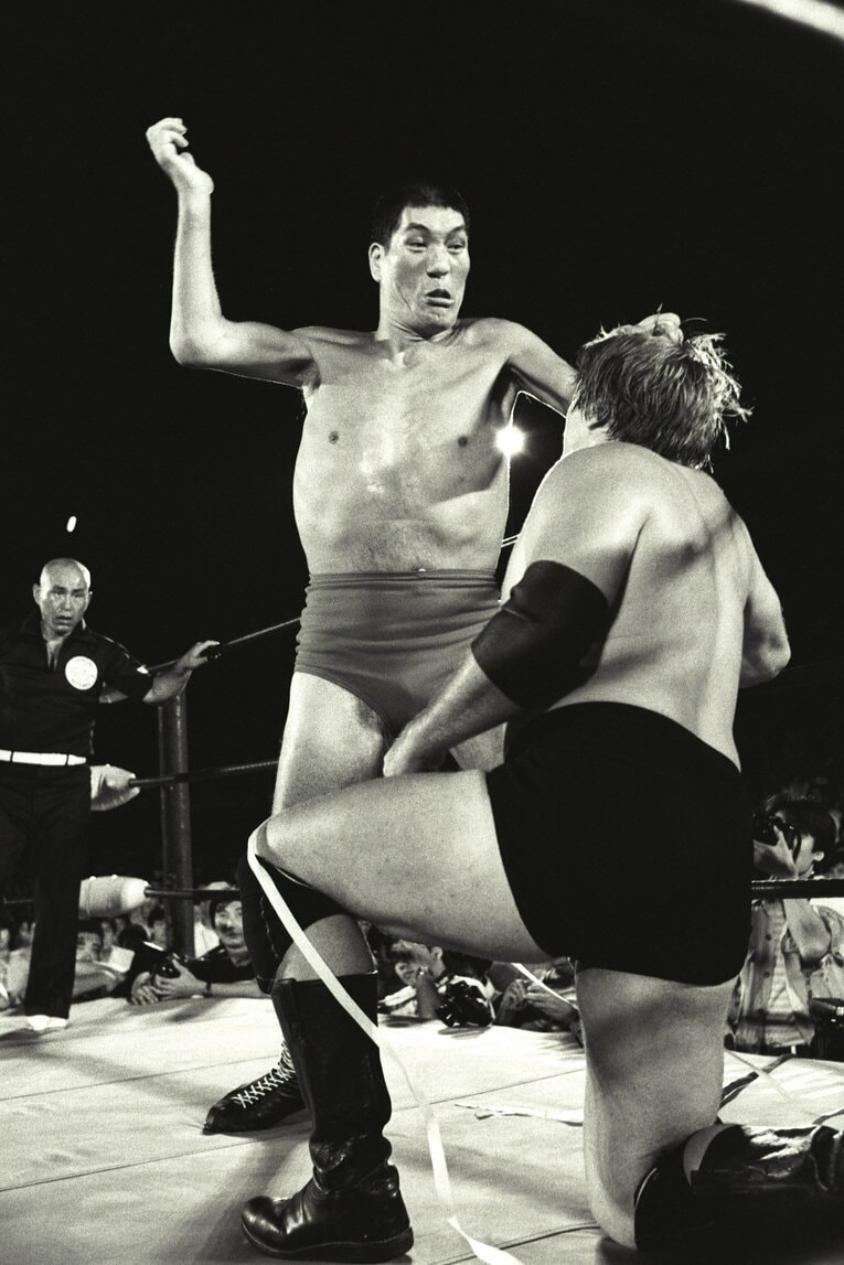 天空から振り下ろされるチョップ　©Essei Hara