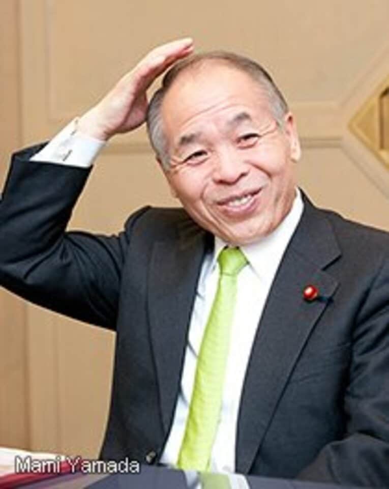 1948年1月31日、北海道生まれ。新党大地代表。著書に『ムネオ流マラソン術』（講談社）。