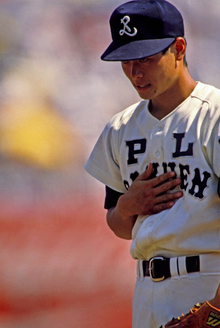 甲子園のマウンドで胸に手をあてるPL学園・桑田真澄 ©︎Katsuro Okazawa/AFLO