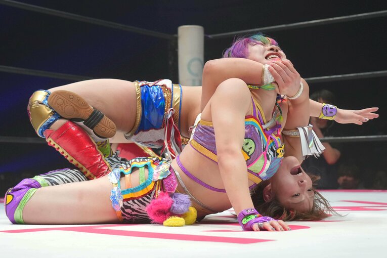 鎌固めで遠藤有栖を攻めるSareee　©Essei Hara