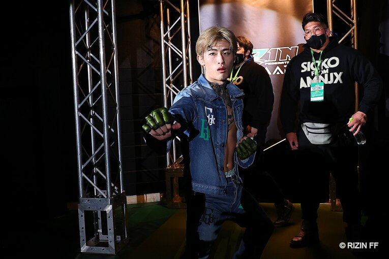 MMA4戦目を迎えた平本蓮の入場　©RIZIN FF