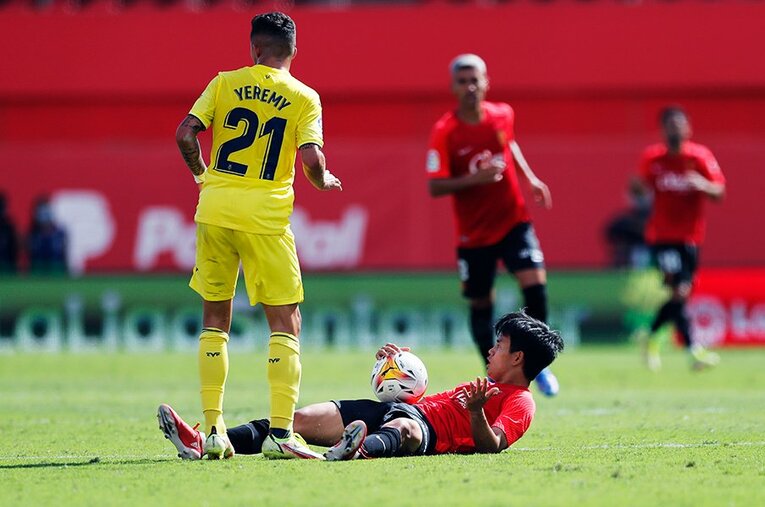 「クボ、ユニフォームちょうだい！」久保建英の“ティキタカ”は地元の子供、タクシー運転手にも人気… ビジャレアル相手に見せた敬意とは〈激写〉(37)