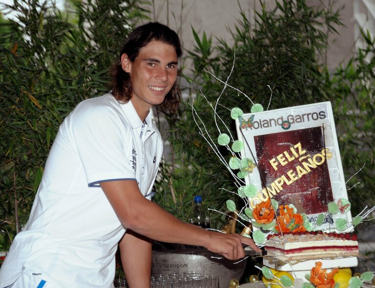 2008年の全仏オープンで、22回目の誕生日をお祝いしてもらうナダル　©Getty Images