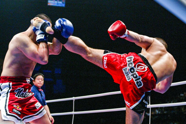 アーツのハイキック20連発。2003年6月の中迫剛戦（4枚目／全20枚）©Susumu Nagao