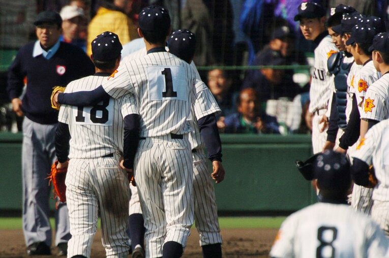済美にサヨナラ弾を許した真壁（18番）の肩を持つダルビッシュ。この日はレフトから仲間の好投を見守っていた ／ photograph by JIJI PRESS