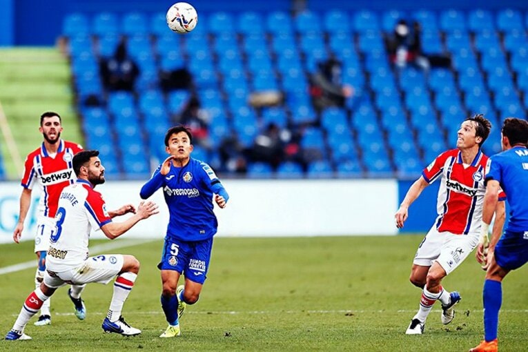 ボールが空中を舞う時間が多い中で、自らの特長を出そうとしたもののアラベスは厳しく監視した©Daisuke Nakashima