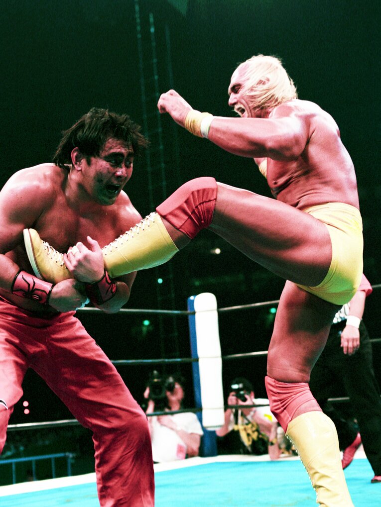 グレート・ムタと戦うハルク・ホーガン。1993年5月3日、福岡ドーム　©Essei Hara