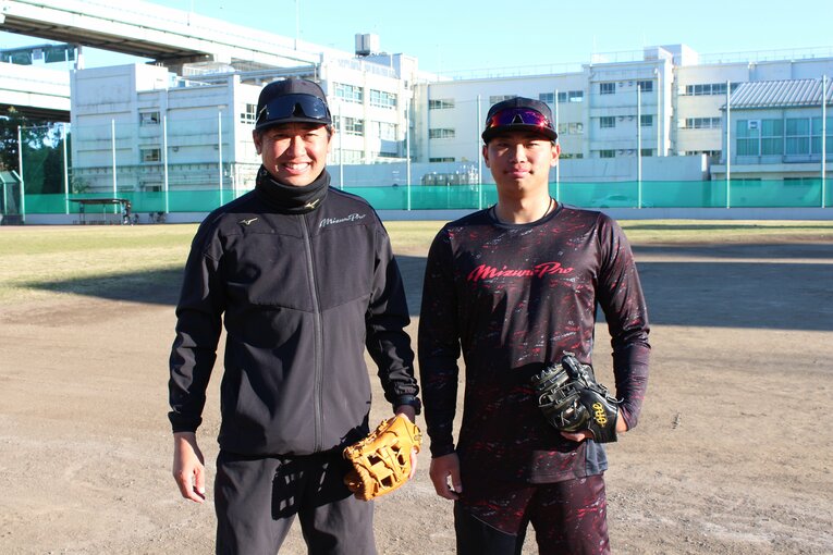 PLの4番を務めた古畑和彦さん（左）と長男の雄大　©Katsuharu Uchida