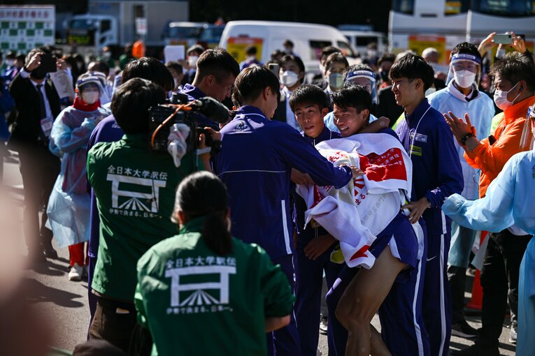 ゴールした花尾はチームメイトのもとへ向かう　©Nanae Suzuki