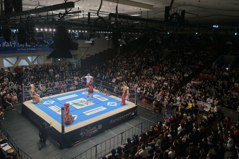 5対5のイリミネーションマッチに勝利したLIJ。内藤哲也がマイクを握った。4月19日、後楽園ホール　©Masashi Hara