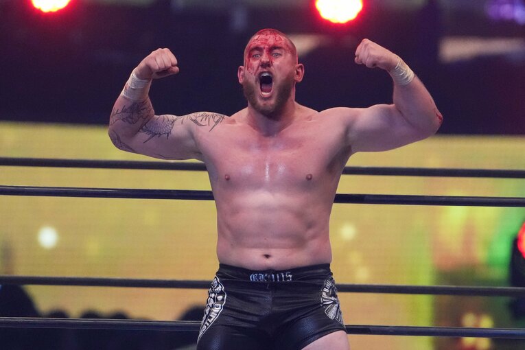 流血しながら雄叫びをあげるゲイブ・キッド　©Masashi Hara