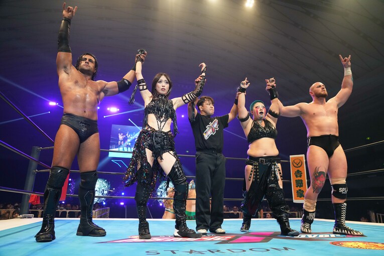 男女混合8人タッグマッチに勝利した上谷沙弥ら。11月17日、大阪府立体育会館　©Essei Hara