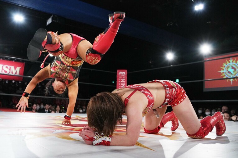 Sareeeにオーバーヘッドキックを放つ里村明衣子　©Essei Hara