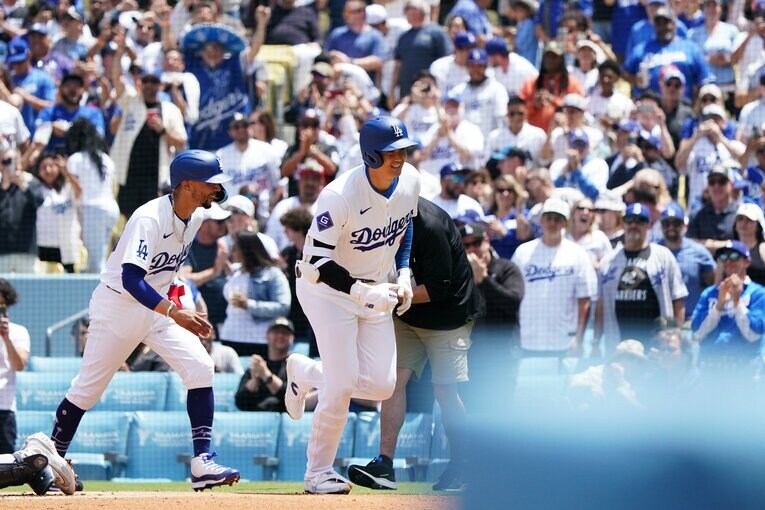 第1打席で先制の9号2ランの連続写真（9枚目／全10枚） ©︎Shizuka Minami