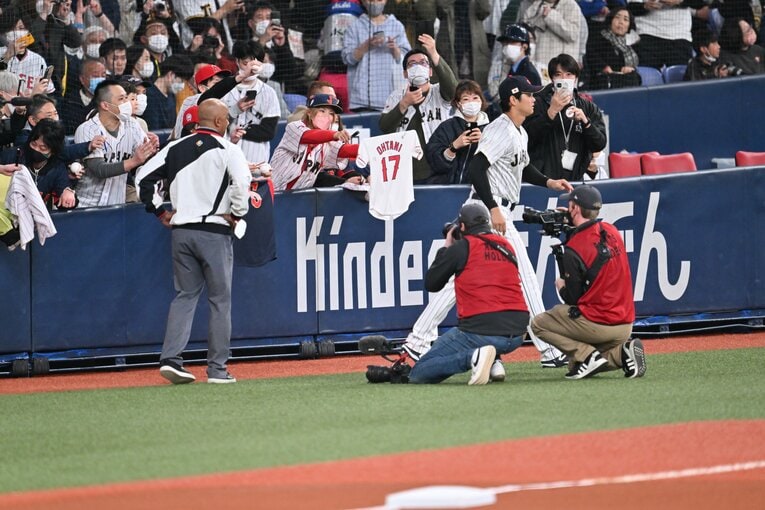 試合前、球場の子どもに…　©Naoya Sanuki