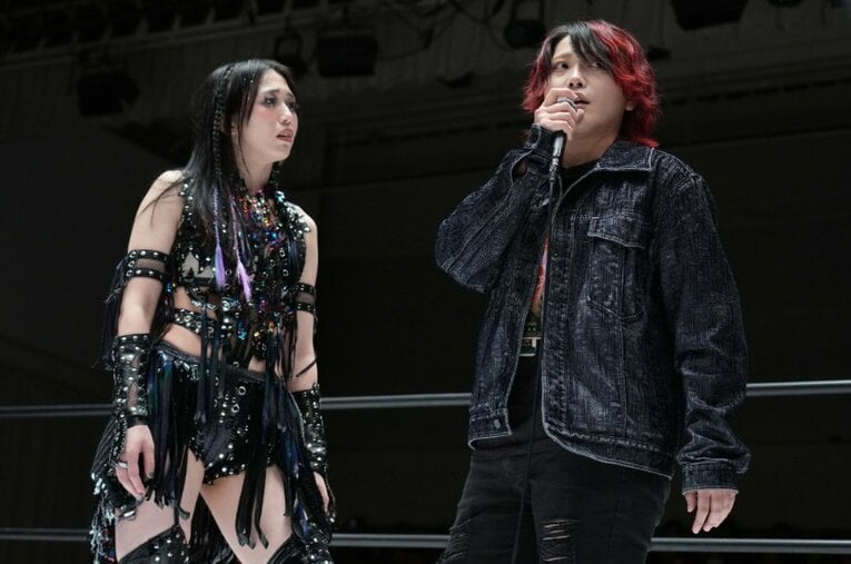 上谷沙弥の前で「またスターダムでプロレスがしたい」と語る林下詩美。5月26日、後楽園ホール ／ photograph by Essei Hara