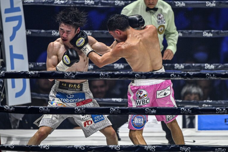 寺地拳四朗に強打を浴びせるオラスクアガ　©Takuya Sugiyama