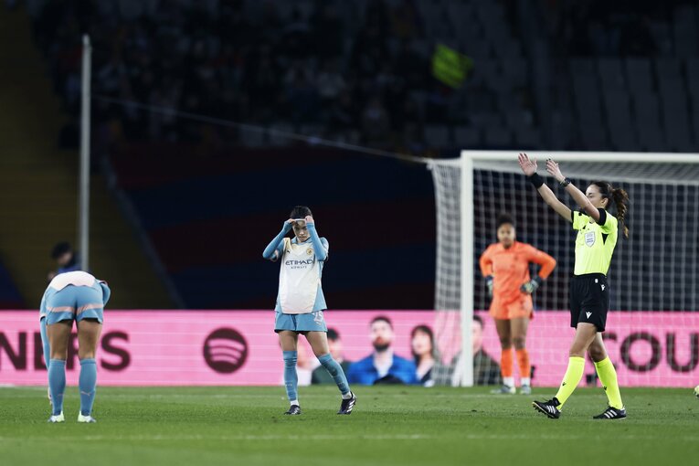 「ユイさん、大好きです」“マンCを熟知”なでしこ新監督ニールセンが就任会見で評価も…長谷川唯と藤野あおばがバルサ戦完敗で見せた素顔(22)