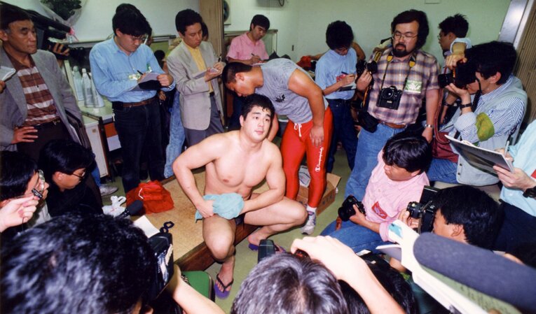 Uインター旗揚げ戦で記者に囲まれる髙田延彦　©東京スポーツ新聞社