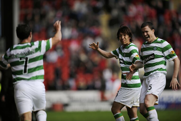 セルティックのチームメイトと喜び合う中村俊輔　©Sports Graphic Number