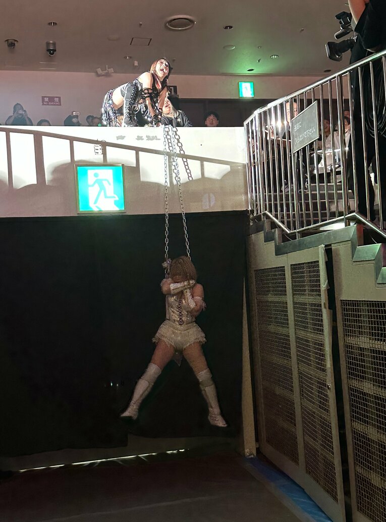 入場ゲートで上谷はたむを“絞首刑”に