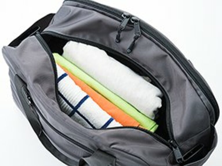 メイン室は容量たっぷり。タオルやトレーニング用のシャツ、替えの下着などが余裕で入る。また、サイドポケットには仕事用の手帳などを収納できる。
 