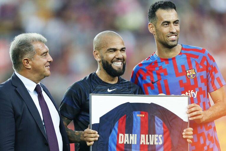 “財政難なのに大補強”バルサを激写　誹謗中傷されたデヨンクへの拍手、33歳レバンドフスキが作る深みとは〈次戦は久保建英ソシエダ〉(3)