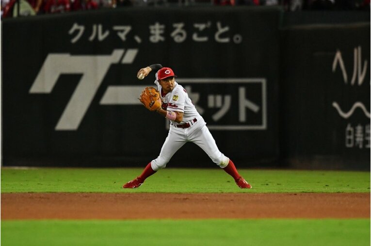 菊池涼介の守備（7/8）　©Hideki Sugiyama