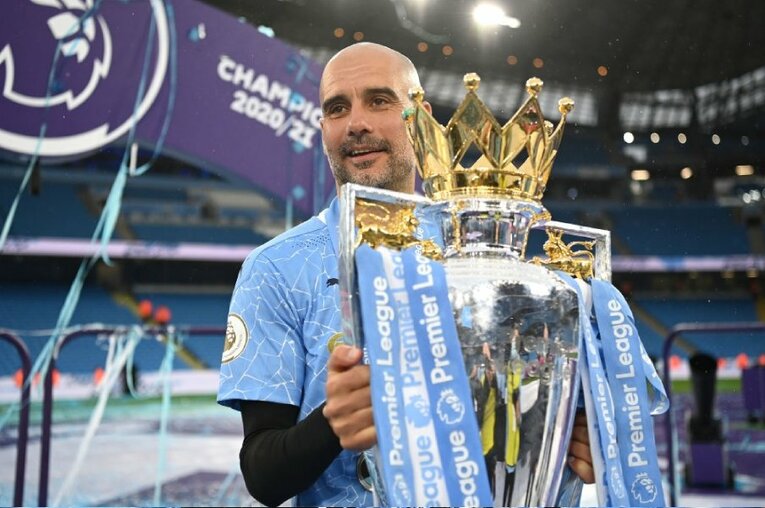 4シーズンで三度目のプレミア制覇を成し遂げたペップ。勝利に一途なリアリストの表情は年々その彫りを深くしている ／ photograph by Getty Images