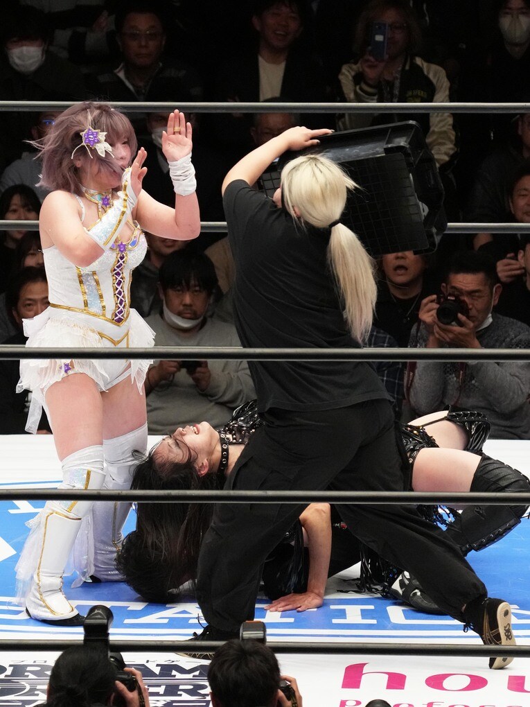 琉悪夏が乱入して中野たむを襲う　©Masashi Hara