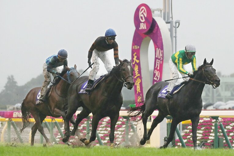 出遅れ、ぬかるんだ馬場、サトノクラウンと内外を入れ替えての追い比べ……死闘とも言えるタフなレースを制したキタサンブラック　©JIJI PRESS