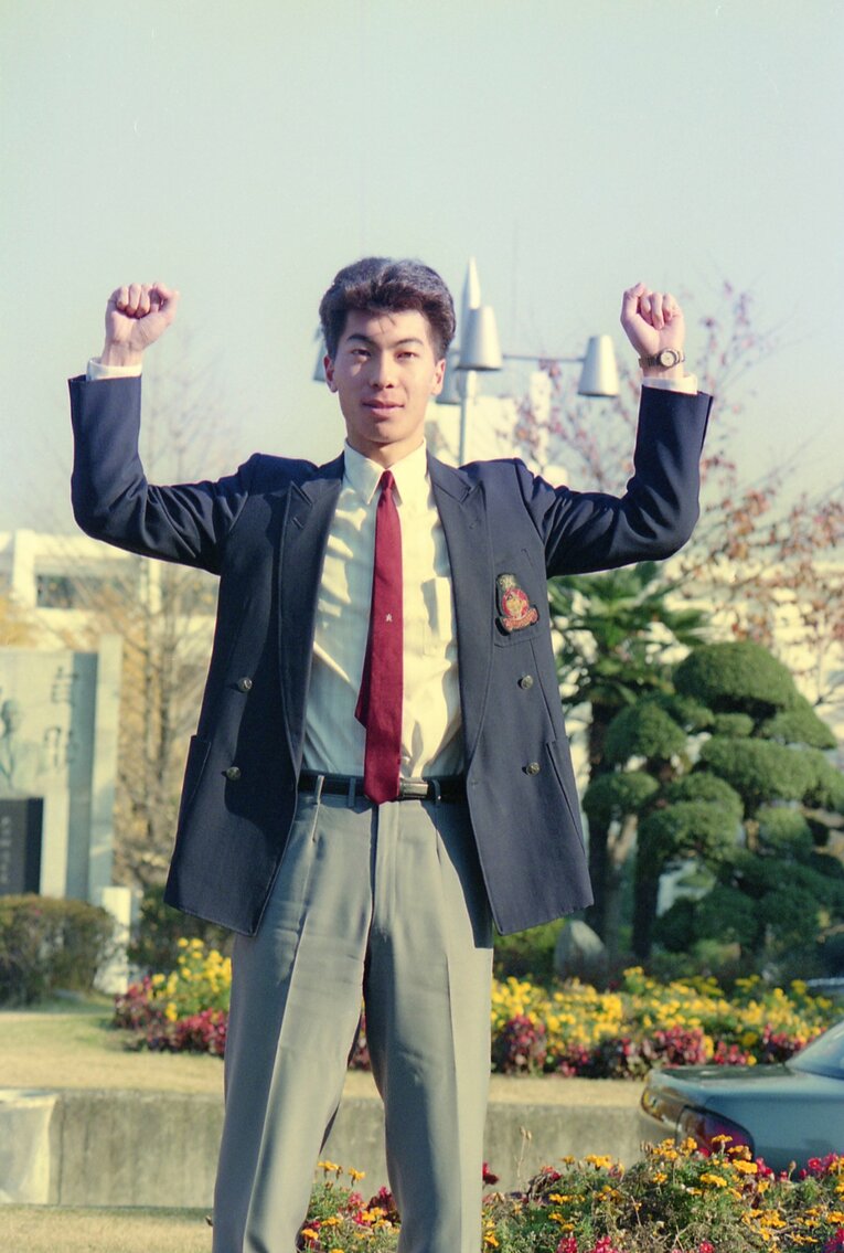 1990年ドラフト3位でヤクルトに入団した高津臣吾（当時22歳）。写真は同年12月、武蔵境の亜細亜大キャンパスにて　©Sankei Shimbun