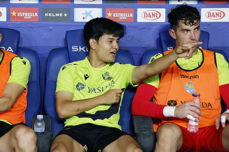 「試合前…笑顔だったのに」久保建英“怒りのゴラッソ物議パフォ”長年追うカメラマンが間近で見た全事実「仲間は振り払われてもハグ」(7)