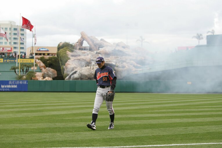 2006年WBC第2ラウンド、日本対アメリカ戦。サヨナラ負けを喫し、引き上げるイチロー　©Naoya Sanuki