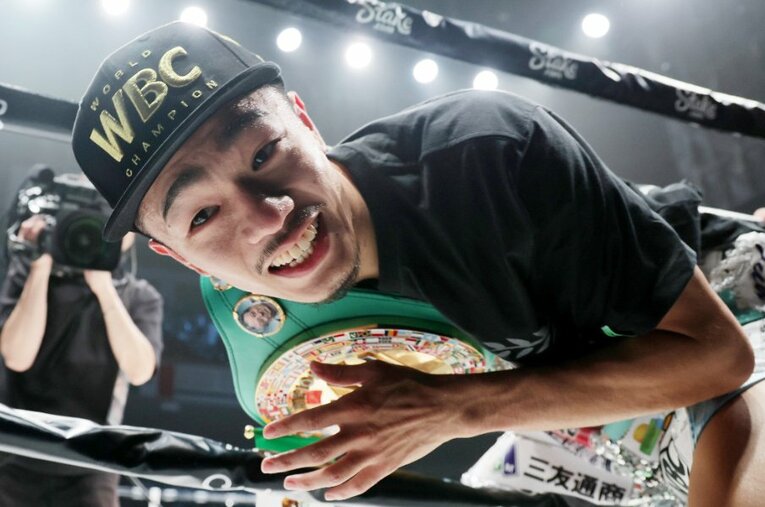 タフと見られていた王者アレハンドロ・サンティアゴを6回KOで下した中谷。階級の壁を難なくクリアしてみせた「ネクストモンスター」とは何者なのか ／ photograph by JIJI PRESS