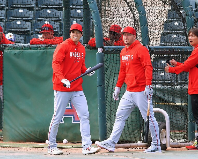 写真は2月下旬のエンゼルスキャンプで。打撃練習を行う大谷とトラウト　©JIJI PRESS