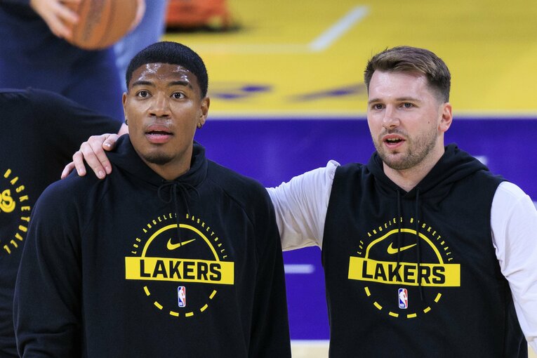 八村の肩に手を掛けるドンチッチ　©︎ZUMA Press/AFLO