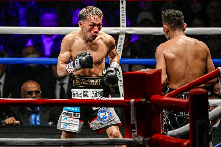 堤聖也vs.ノニト・ドネア。12月17日、両国国技館　©Takuya Sugiyama