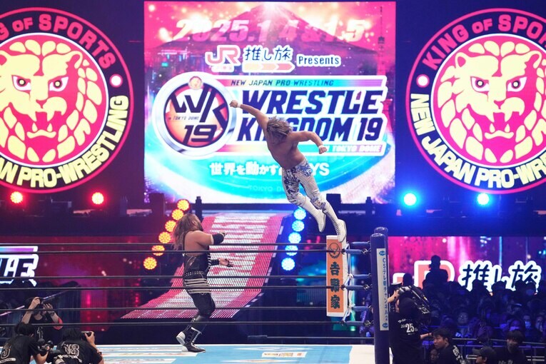 EVILに飛び掛かる棚橋弘至　©Masashi Hara