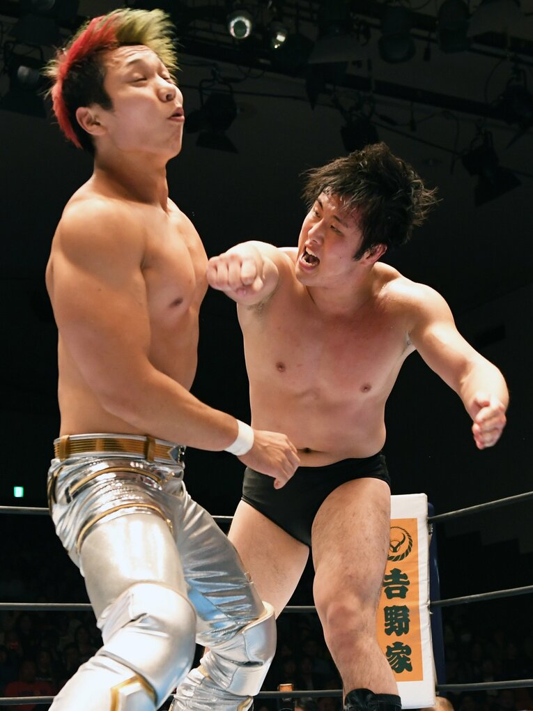 YOHにパンチを見舞う川人