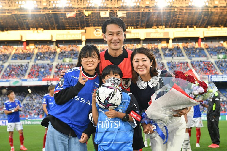 審判人生を振り返り、家族のサポートに感謝した　©︎J.LEAGUE