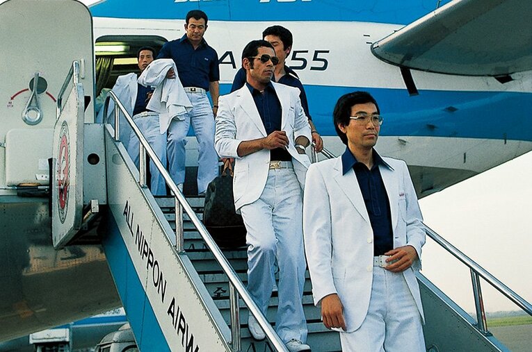 独特すぎるファッションも、ここまで来ると一周回ってかっこよく見えてくる。中央のサングラスが衣笠さん。 ／ photograph by Hidenori Daikai