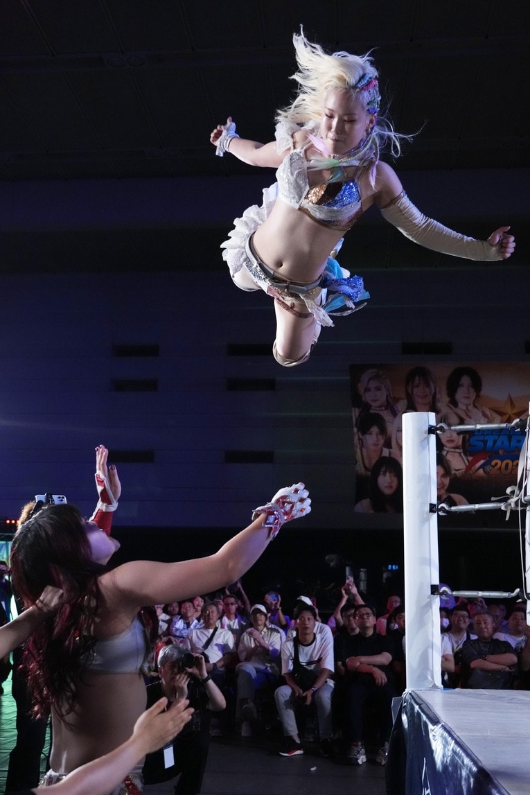 林下詩美にプランチャを放つビクトリア弓月　©Essei Hara